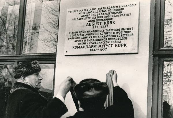 Mälestustahvli avamine armeekomandör August Korgile Riia tn maja seinal Tartus.