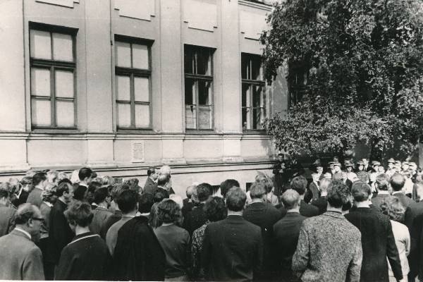 Boris Vilde mälestustahvli avamine Abojani 16 (Munga 16) maja seinal. Tartu, 1967.