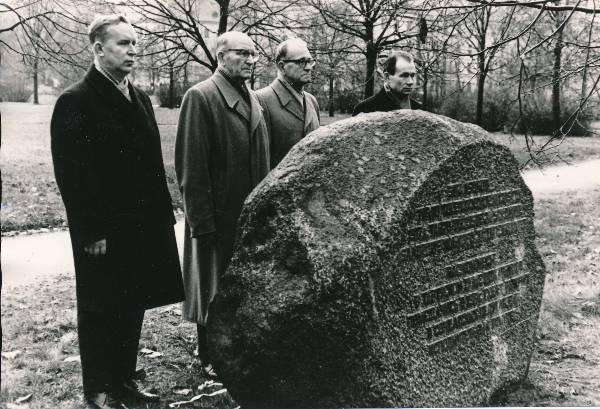 Mälestuskivi avamine Oktoobri puisteel end. pritsimaja kohal, kus 1917a oktoobrirevolutsiooni ajal asus Tartu Linna TLN Täitevkomitee.