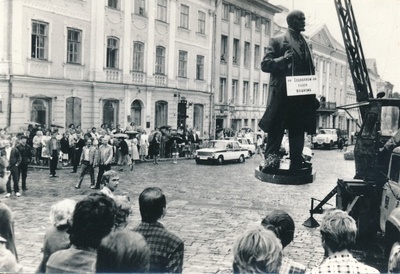 Lenini mälestusmärgi mahavõtmine. Lenini kuju on toodud Raekoja platsile. Tartu, 23.08.1990. Foto Heldur Napp.  duplicate photo