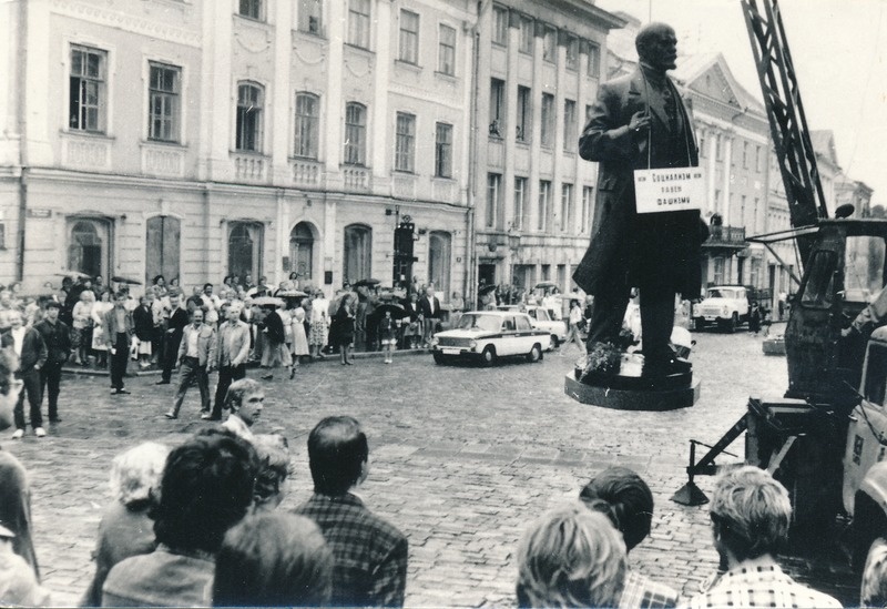 Lenini mälestusmärgi mahavõtmine. Lenini kuju on toodud Raekoja platsile. Tartu, 23.08.1990. Foto Heldur Napp.