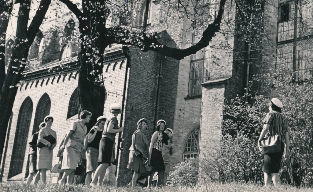 Tartu Ülikool. Soome üliõpilased TRÜ Raamatukogu ees Toomel. 1960ndatel.