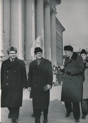 Soome Vabariigi presidendi U. K. Kekkose visiit Eestisse. Vasakult A. Müürisepp, U. K. Kekkonen, F. Klement TRÜ peahoone ees. Tartu, 12.03. 1964. Foto Erich Norman.  duplicate photo