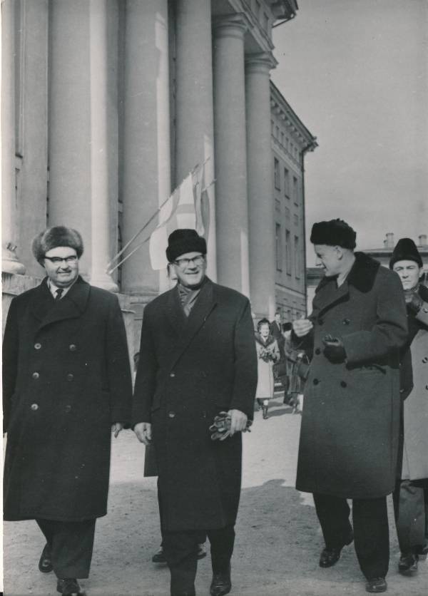 Soome Vabariigi presidendi U. K. Kekkose visiit Eestisse. Vasakult A. Müürisepp, U. K. Kekkonen, F. Klement TRÜ peahoone ees. Tartu, 12.03. 1964. Foto Erich Norman.