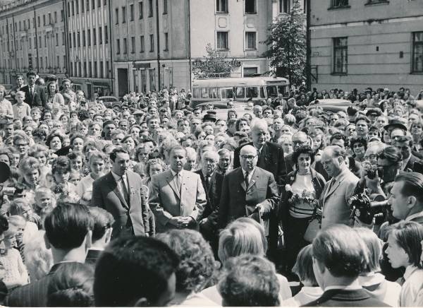 Armeenia delegatsioon, külaliste vastuvõtt raekoja ees. Tartu, 1964.