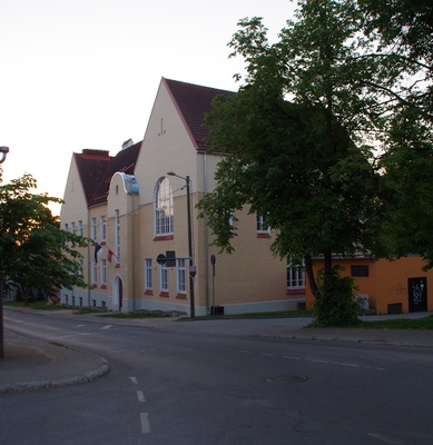 Koolihoone Tartus, vaade hoonele nurgalt. Arhitektid Arved Eichhorn, G. Darmer rephoto