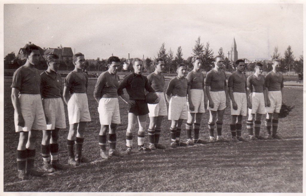 Postimehe jalgpallimeeskond