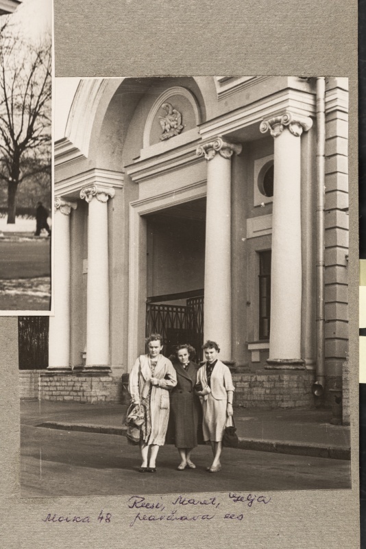 Maret Usar sõbrannadega instituudi peavärava ees