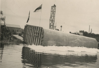 Foto. Pärnu kaartega Suursilla ehitustööde käigus lastakse vette silla esimene kessoon. Pärnu, 4. september 1936  duplicate photo