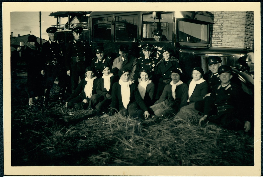 Tallinna VTÜ liikmed õppustel tuletõrjeauto Alex juures