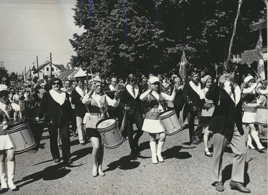 foto, Viljandi rajooni laulu- ja tantsupidu, rongkäik, trummitüdrukud, orkester, 1975, foto B. Veidebaum