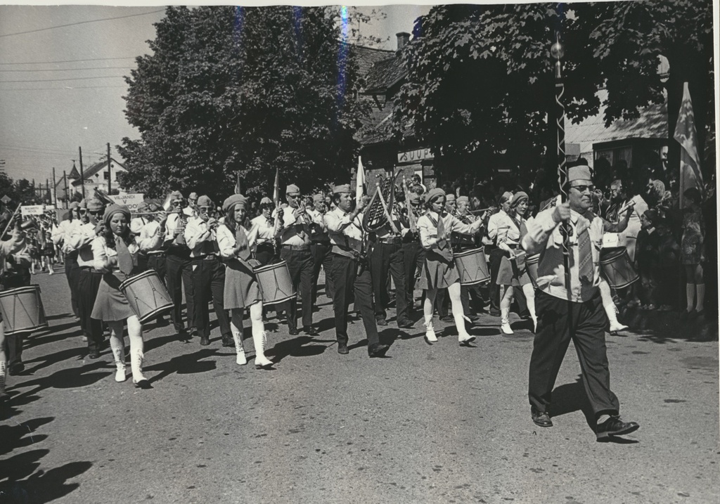 foto, Viljandi rajooni laulu- ja tantsupidu, rongkäik, orkester, dirigent P. Jaansoo, 1975, foto Boleslav Veidebaum
