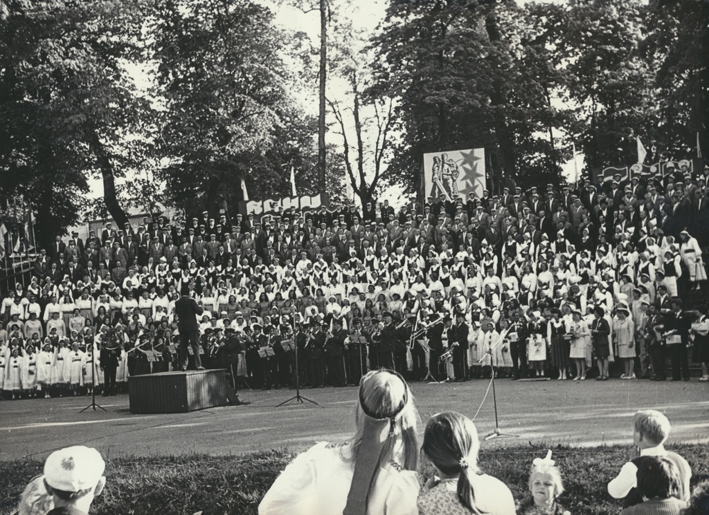 foto, Viljandi rajooni laulu- ja tantsupidu, laululava, ühendkoorid, 1975, foto B. Veidebaum