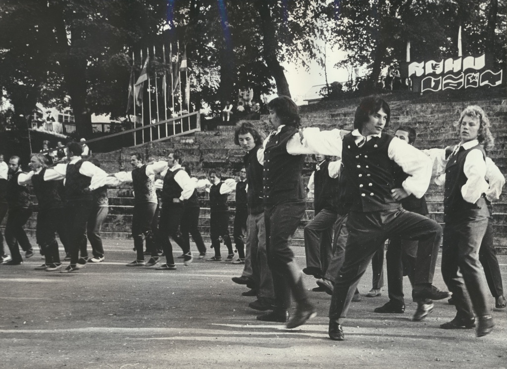 foto, Viljandi rajooni laulu- ja tantsupidu, meesrühmad, 1975, foto B. Veidebaum