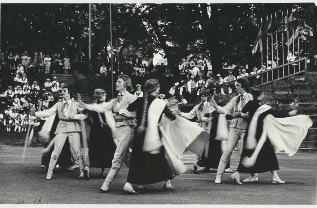 foto, Viljandi rajooni laulu- ja tantsupidu, Cesise tantsijad, 1975, foto B. Veidebaum