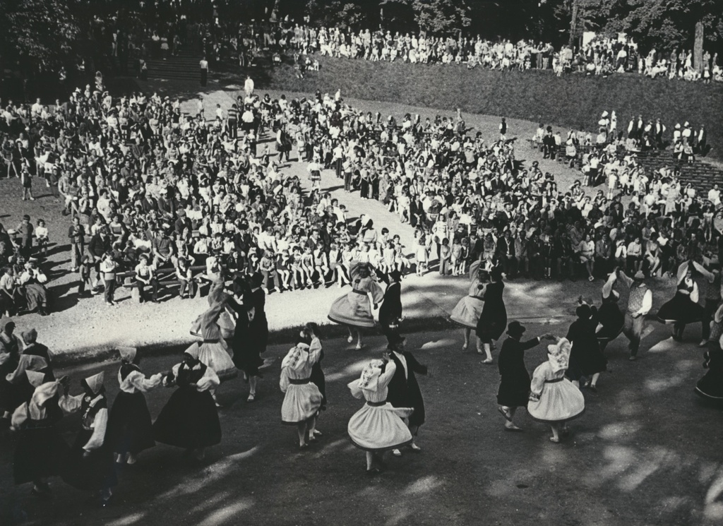 foto, Viljandi rajooni laulu- ja tantsupidu, tantsijad, publik, 1975, foto B. Veidebaum