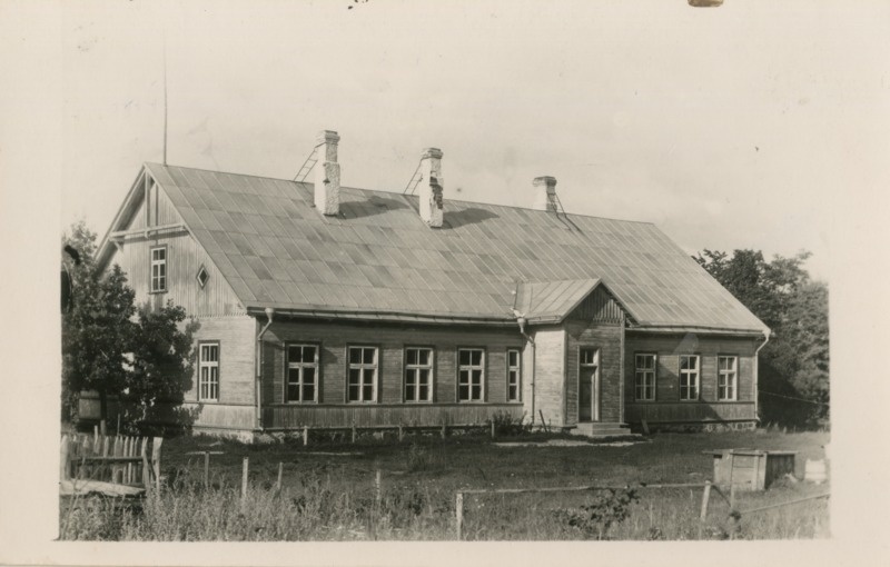 Foto. Paadrema 6-kl. algkool Tõusi külas, I maja