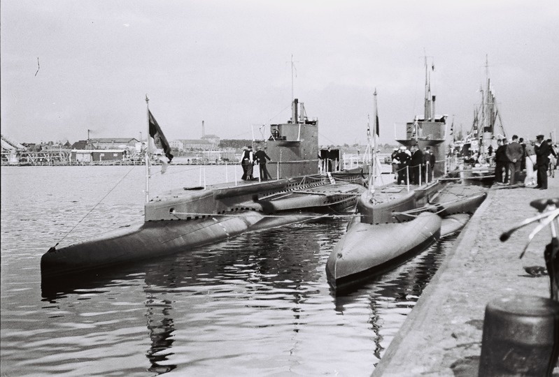 Fotonegatiiv. Allveelaevad Lembit ja Kalev Pärnu sadamas augustis 1937