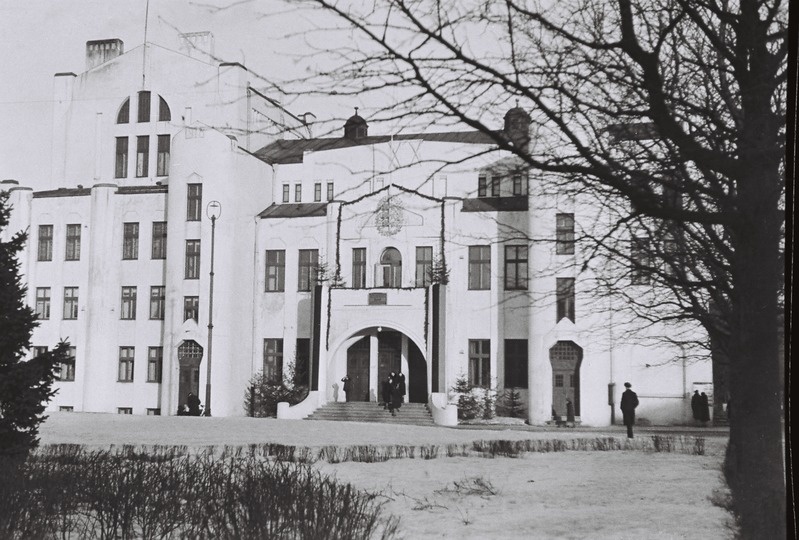 Fotonegatiiv. Eesti Vabariigi juubeliks dekoreeritud Pärnu