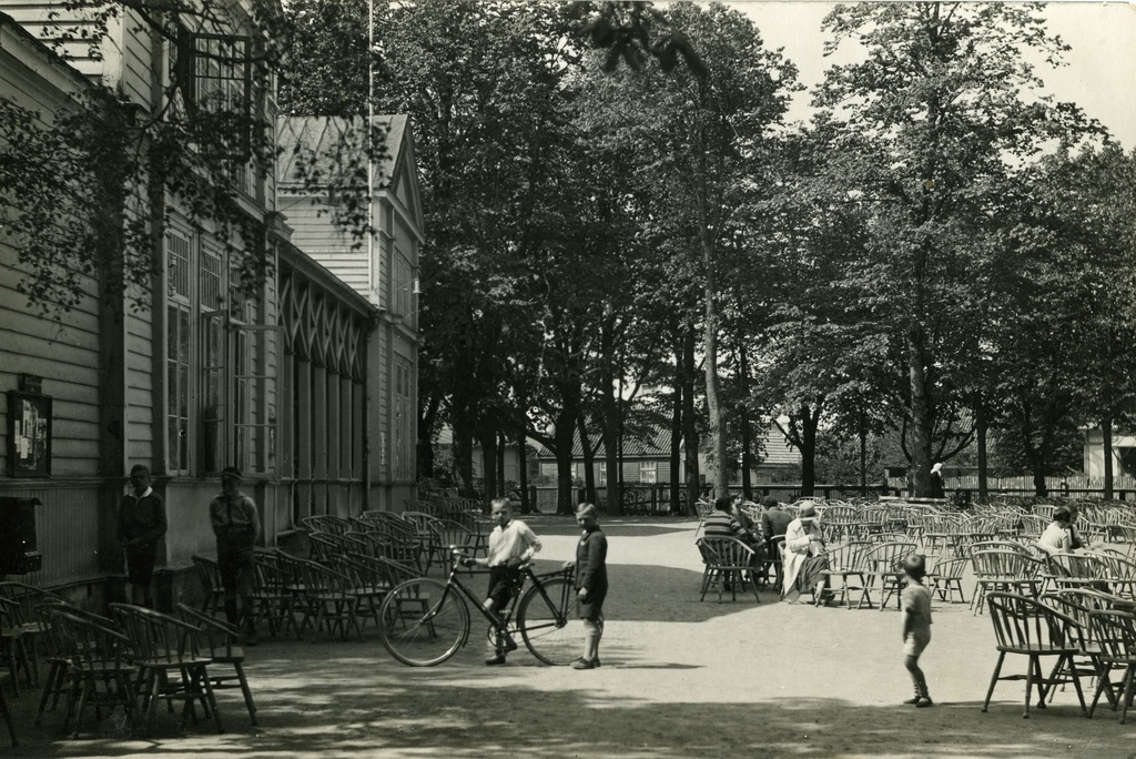 Kuressaare Lossipark, kuursaal