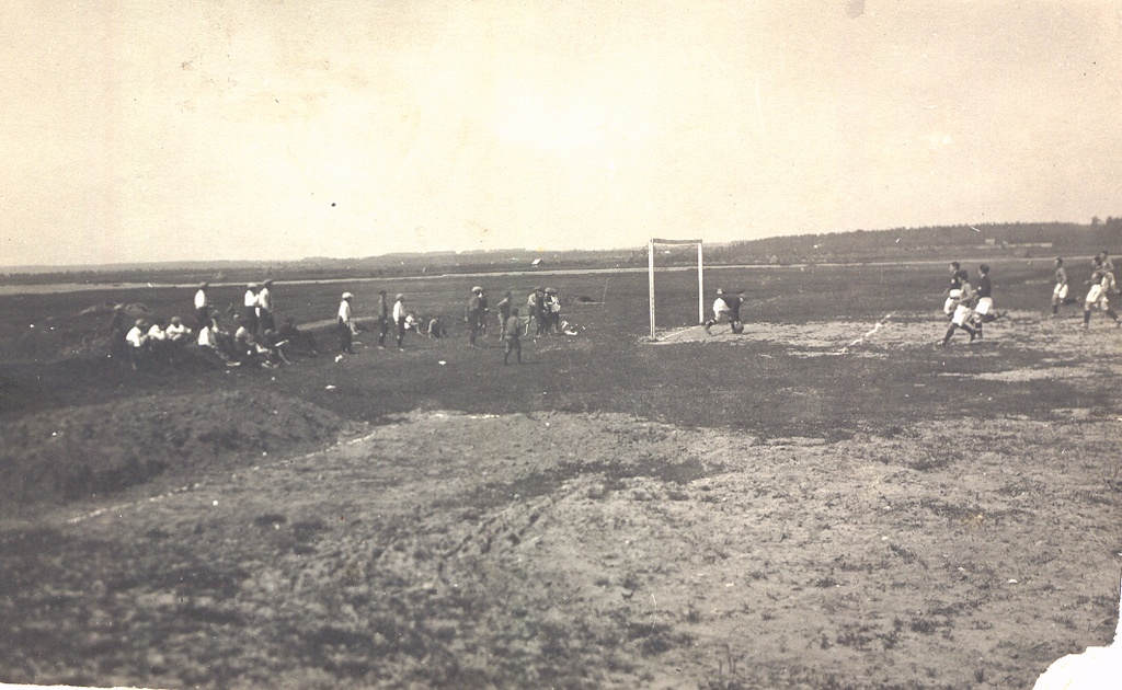 Foto. Jalgpallivõistlused Võru spordiväljakul.