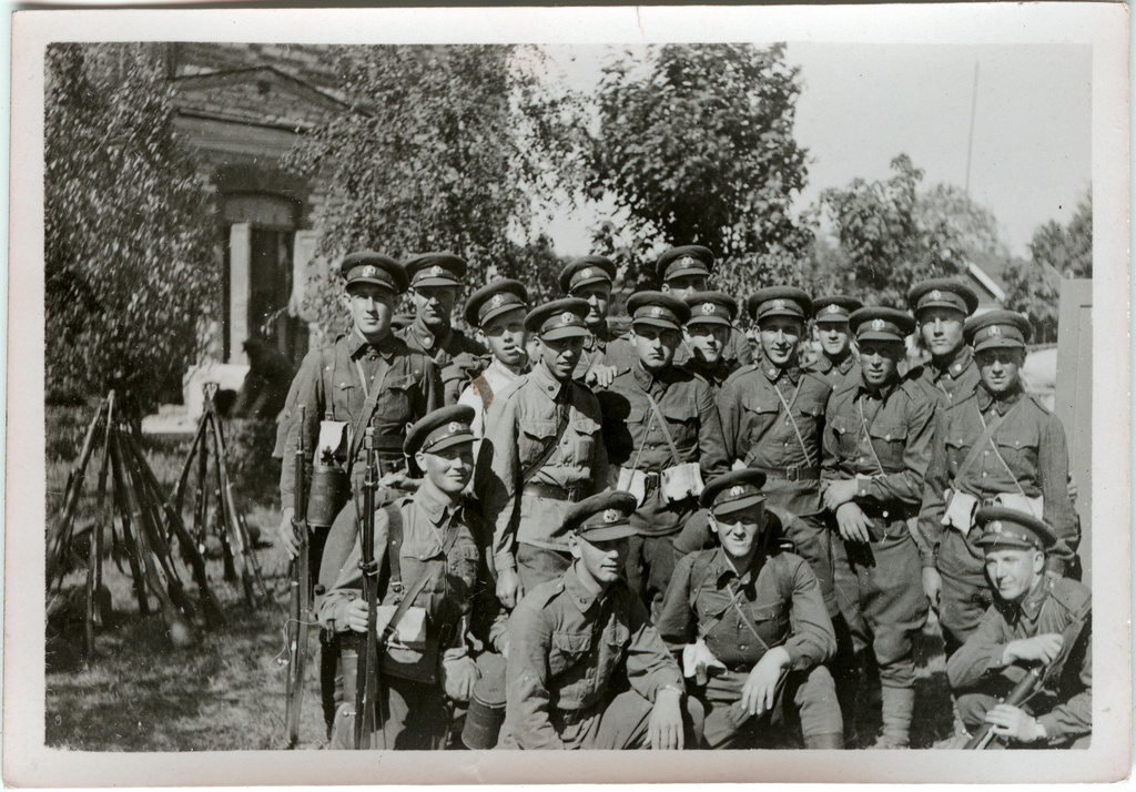 Sidepataljon kolimas, 1940. a. suvel Tallinnas.  Sidepataljoni sõdurid püssidega.