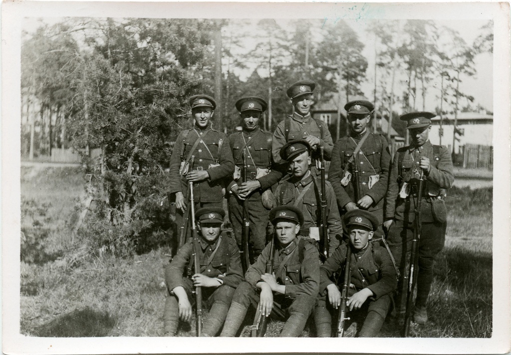 1940. a. kevadel Tallinnas, Sidepataljoni sõdurid rännakul Liiva kõrtsini.