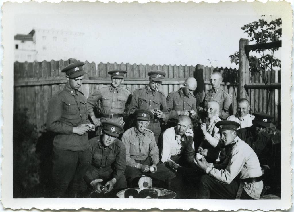 1940. a. suvel, Sidepataljoni sõdurid Raua tn hoovis.