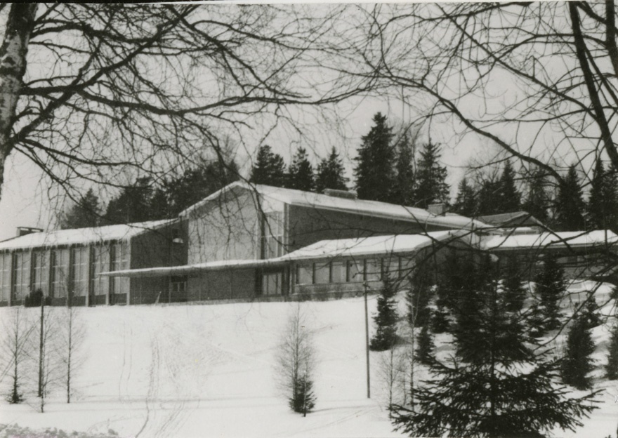 Kääriku spordibaas, vaade. Arhitektid Peeter Tarvas, Uno Tölpus