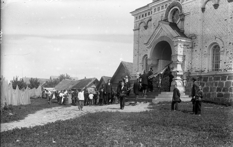 Kuulja (Kulje) kirik Petserimaal, vaade rahvale kiriku ees.