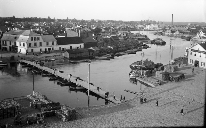 Vaade Tartule üle pontoonsilla.