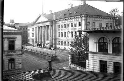 TÜ peahoone, vaade Gildi tänavalt (1944).  similar photo