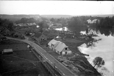 Räpina. Ees Pritsimeeste Maja, paremal taamal Sillapää loss, vasakul taga Paberivabriku hooned.  similar photo