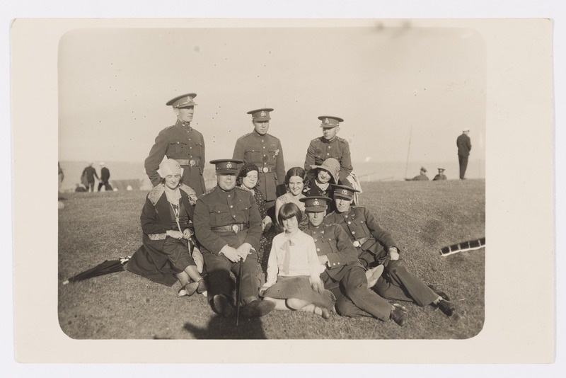 Eesti sõjaväelased pereliikmetega Pakri saarel