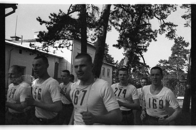 Piirivalvurite jooksuvõistlus; võistlejad jooksmas