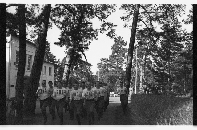 Piirivalvurite jooksuvõistlus; võistlejad jooksmas