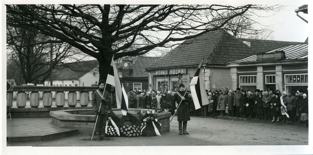 Auvalve Kuressaare Vabadussõja monumendi asukohta asetatud pärgade juures