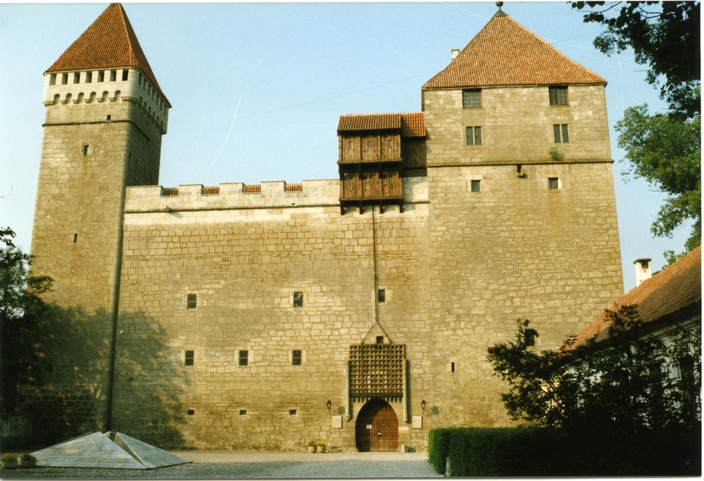 Kuressaare linnuse kaitsetorn, vaade kindluse kirdekurtiinilt