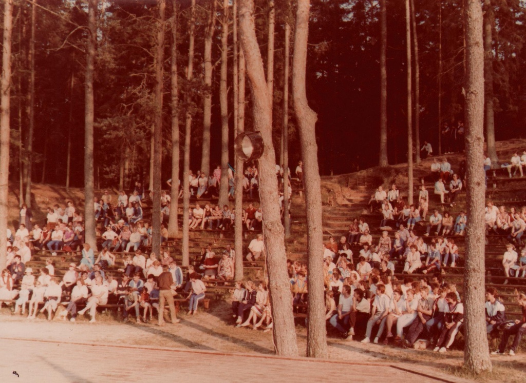 Piimanduspäeval pealtvaatajad istumas