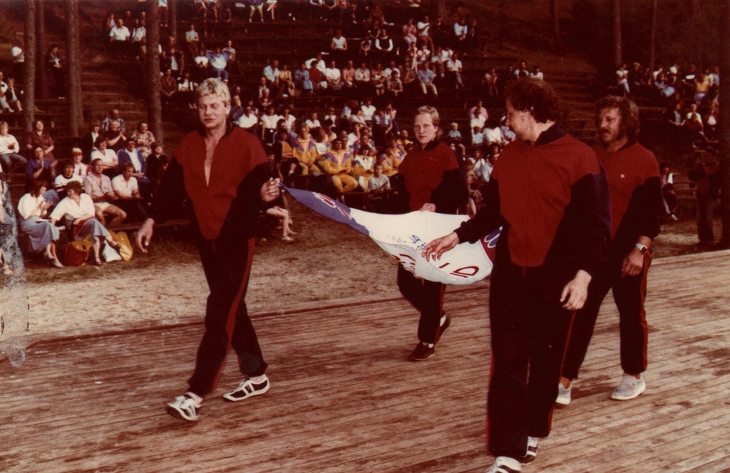 Piimanduspäeva avadefileel spordimängude lipp