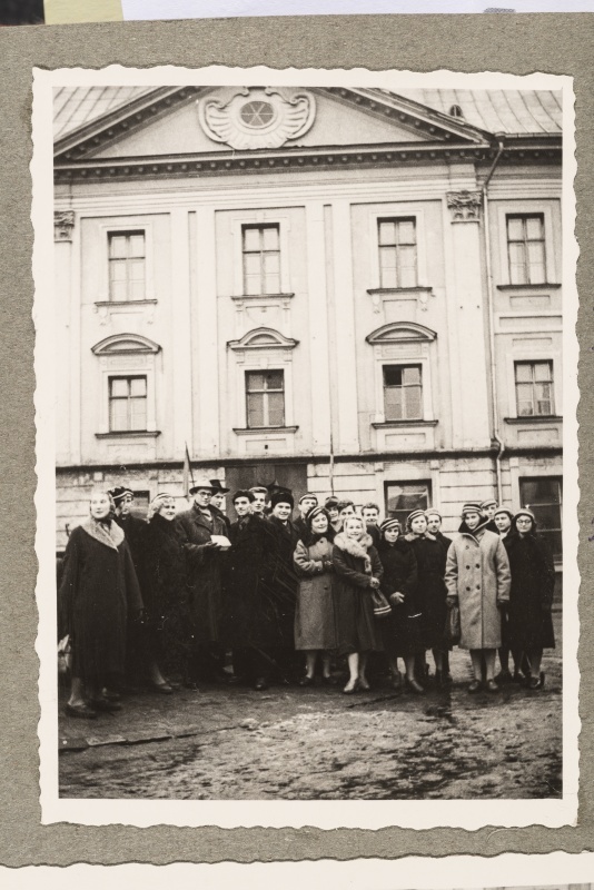 Stud. Baltici segakoor Tartu raekoja ees 29.11.1959