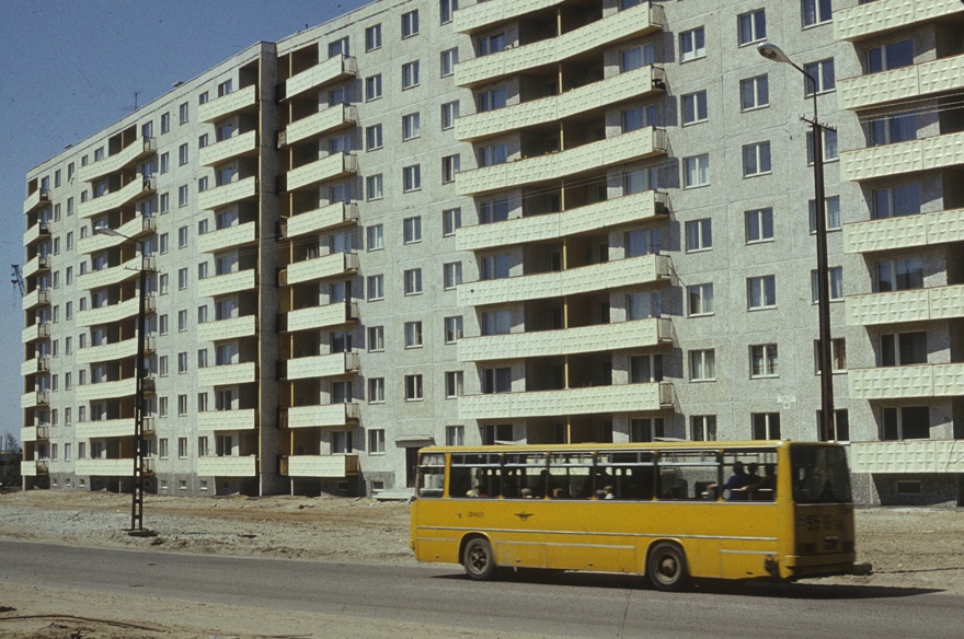 Väike-õismäe street scene with yellow Ikarus bus