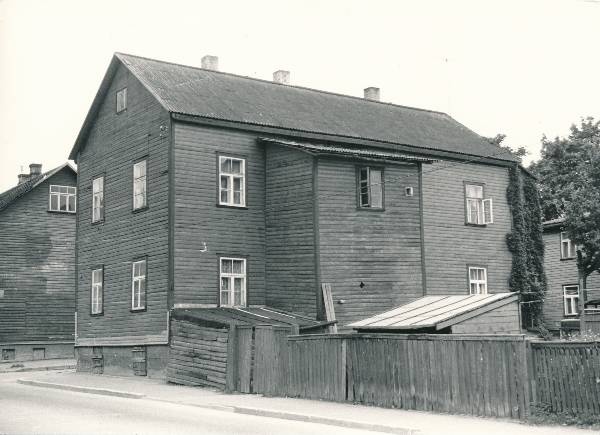 Salme 30 (maja tagakülg; vaade Vaba t poolt), plankaed. Tartu, 1990. Foto: Harri Duglas.