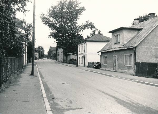 Vaade piki Vaba tänavat (vaade Raua ja Vaba t nurgalt Võru t suunas). Tartu, 1990. Foto: Harri Duglas.