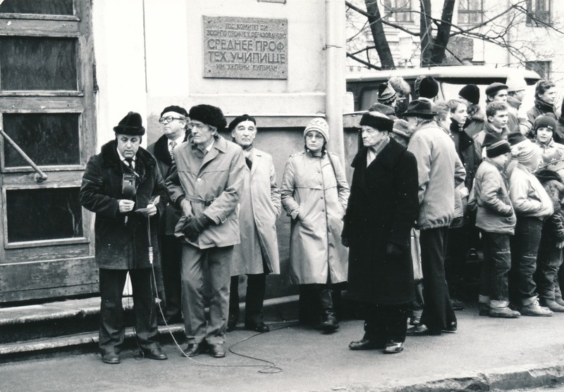 Tartu rahu 70. aastapäev: tähistamine Vanemuise 35 ees. Mälestustahvli avamine Vanemuise 35 seinal. Kõneleb Vello Lään. Temast paremal Hillar Palamets, Tõnu Sokk, Ain Kaalep, Lagle Parek. Tartu, 2.02.1990. Foto H. Duglas.