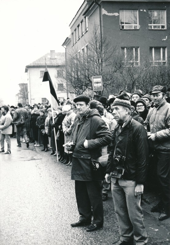 Tartu rahu 70. aastapäev: tähistamine Vanemuise 35 ees. Mälestustahvli avamine Vanemuise 35 seinal. Esiplaanil Mart Niklus. Foto H. Duglas.
