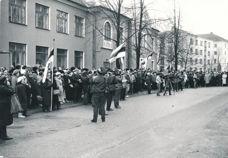Tartu rahu 70. aastapäev: tähistamine Vanemuise 35 ees. Mälestustahvli avamine Vanemuise 35 seinal. Tartu, 2.02.1990. Foto H. Duglas.