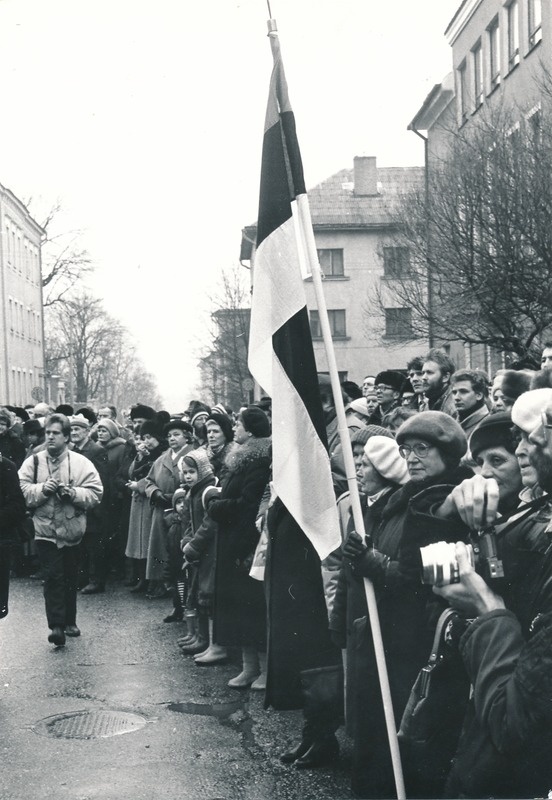 Tartu rahu 70. aastapäev: tähistamine Vanemuise 35 ees. Mälestustahvli avamine Vanemuise 35 seinal. Tartu, 2.02.1990. Foto H. Duglas.