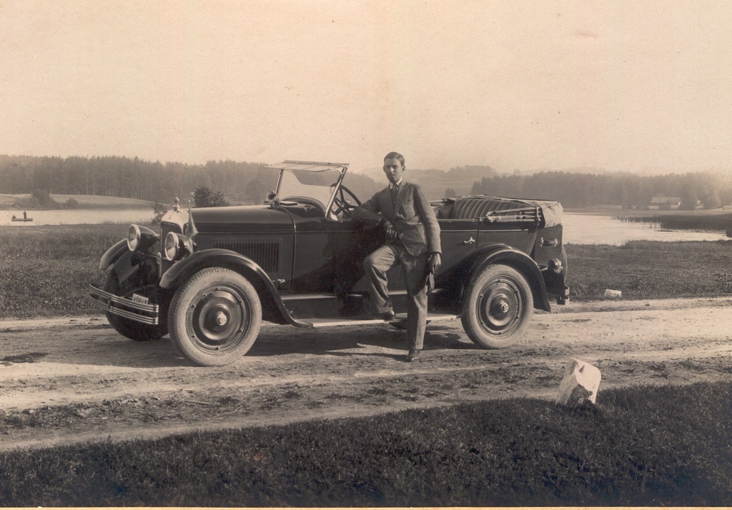 Foto. Sõiduauto Studebaker Faeton Võru 7, 1928.a. mudel koos juhi Erik Häälega Kubijal.