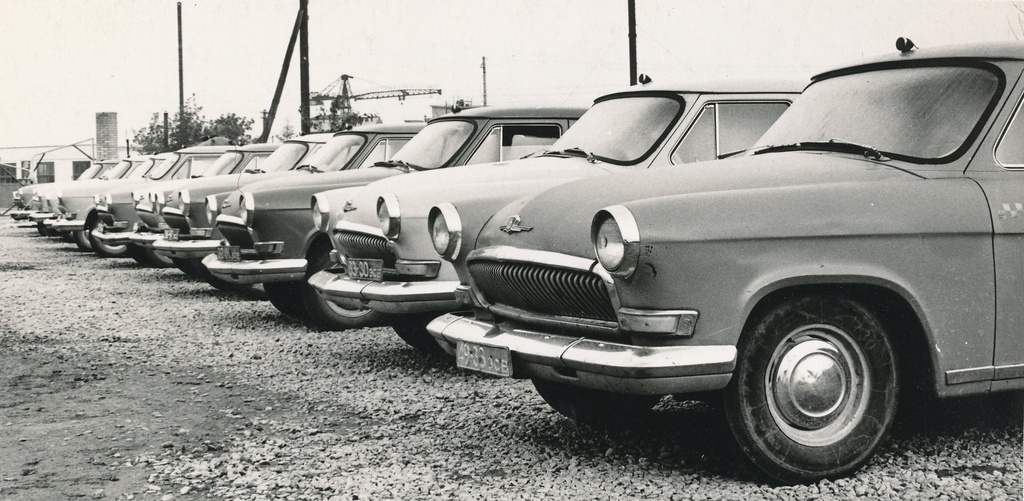 Foto. Sõiduautode   rivi Autotranspordibaasis nr. 3. õuel.